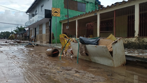 Bairro da Base: moradores tentam voltar à normalidade em meio aos destroços da enchente; assista a videorreportagem